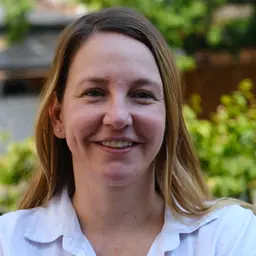 Dr. Andrea Oleñik